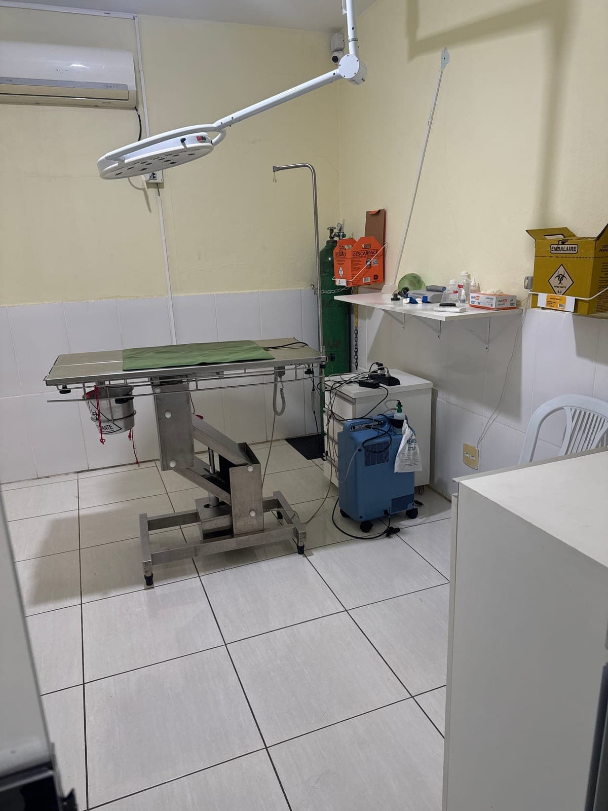 Centro cirúrgico da Animal Care com foco e oxigênio