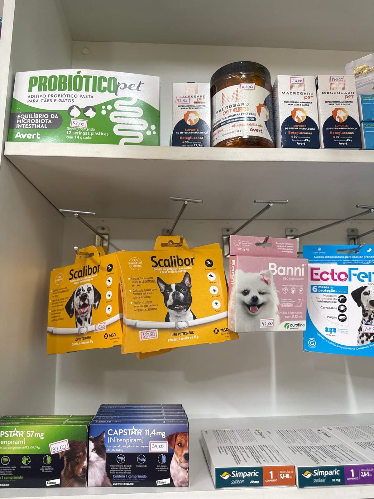 Farmácia veterinária da Animal Care com medicamentos e produtos