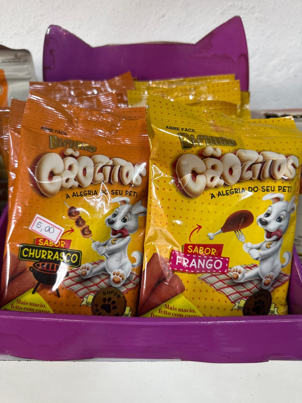 Petiscos e produtos no petshop da Animal Care